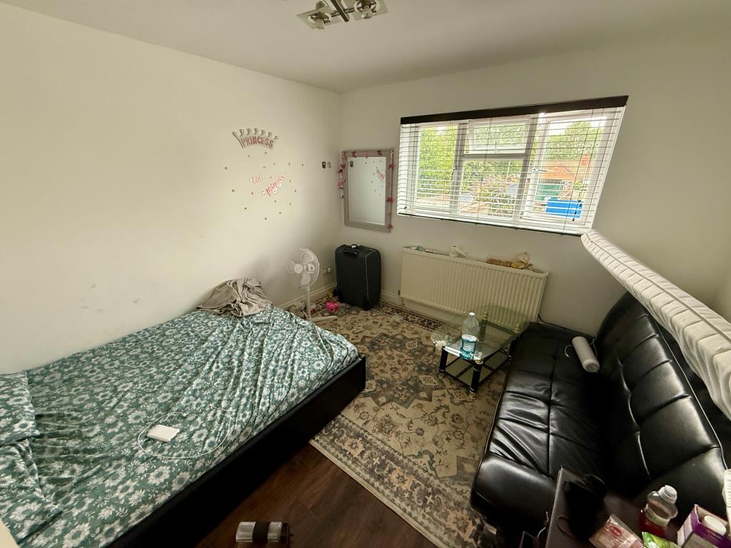 Lot: 38 - FREEHOLD BLOCK OF FLATS FOR INVESTMENT - Flat C Living room/bedroom